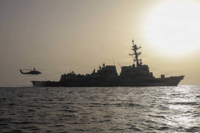 eua-atacam-com-misseis-navio-perto-do-ira;-houthis-matam-4
