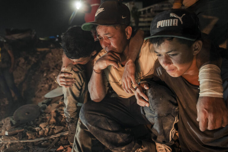 Após perder família nos tremores na Venezuela, irmãos enfrentam novo terremoto na Colômbia apos-perder-familia-nos-tremores-na-venezuela,-irmaos-enfrentam-novo-terremoto-na-colombia