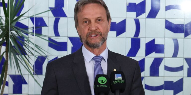 Líder do PT passa mal e Câmara suspende votações lider-do-pt-passa-mal-e-camara-suspende-votacoes