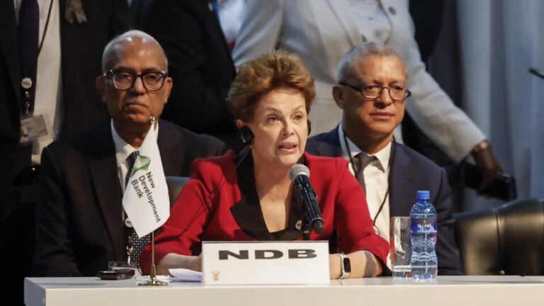 Dilma se reúne com chefe do BC do Irã e negocia entrada do país no banco do Brics dilma-se-reune-com-chefe-do-bc-do-ira-e-negocia-entrada-do-pais-no-banco-do-brics