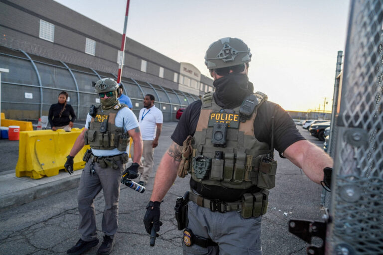 Governo Trump planeja equipar agentes do ICE com luvas de choque para ações contra imigrantes governo-trump-planeja-equipar-agentes-do-ice-com-luvas-de-choque-para-acoes-contra-imigrantes