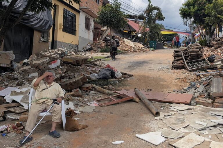 com-medo-de-saques,-colombianos-ainda-dormem-nas-ruas-dias-apos-terremoto