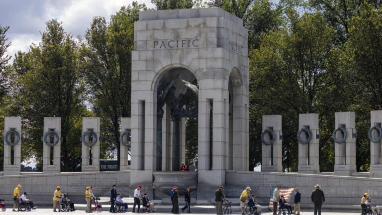 Mulher suspeita de vandalizar Memorial da Segunda Guerra Mundial em Washington é presa mulher-suspeita-de-vandalizar-memorial-da-segunda-guerra-mundial-em-washington-e-presa