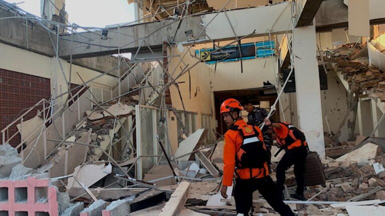 terremotos-causam-panico,-derrubam-predios-e-deixam-mortos-na-indonesia