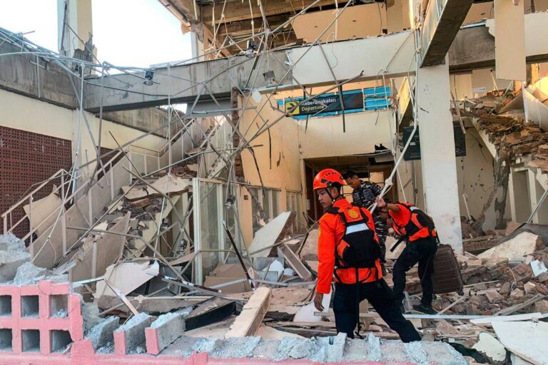terremoto-de-magnitude-7,7-mata-ao-menos-47-na-indonesia