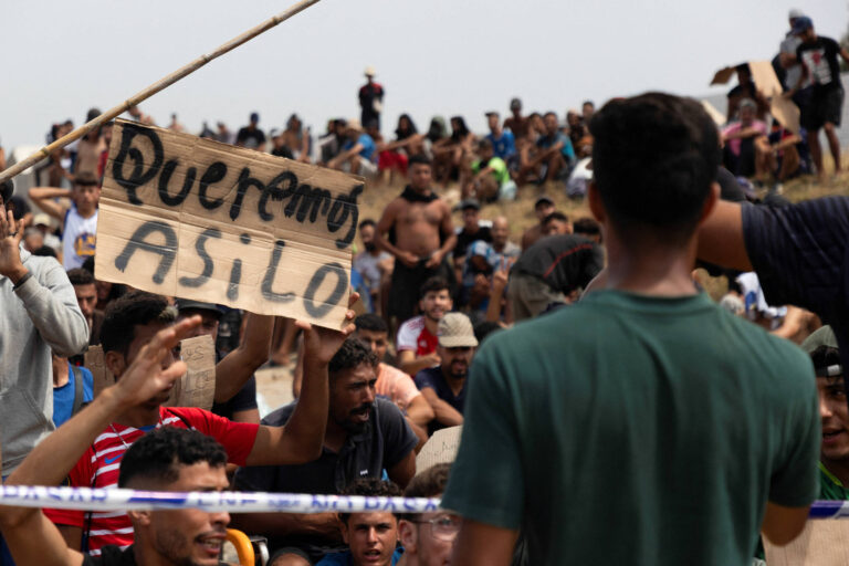 migrantes-protestam-e-pedem-asilo-em-ceuta,-territorio-da-espanha-na-africa