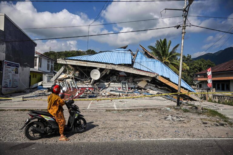 sobe-para-53-o-numero-de-mortos-apos-terremoto-na-indonesia