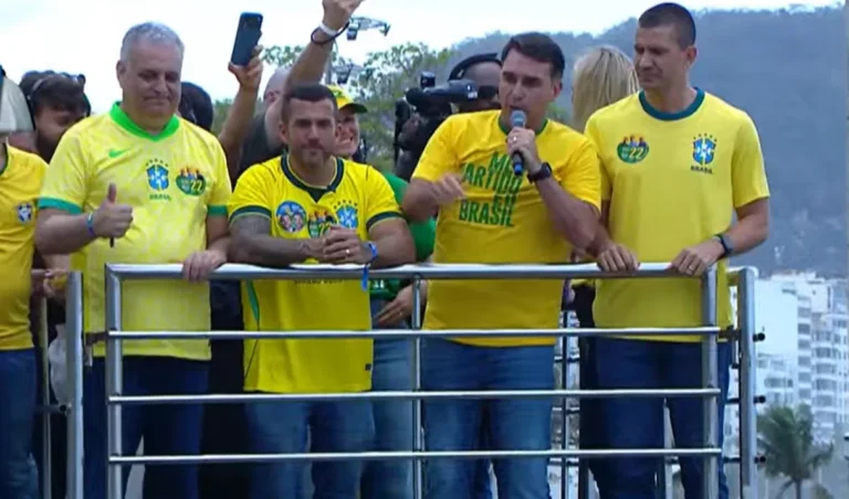 Flávio Bolsonaro lamenta ausência do pai em lançamento de campanha: Homem honesto, incorruptível flavio-bolsonaro-lamenta-ausencia-do-pai-em-lancamento-de-campanha:-homem-honesto,-incorruptivel