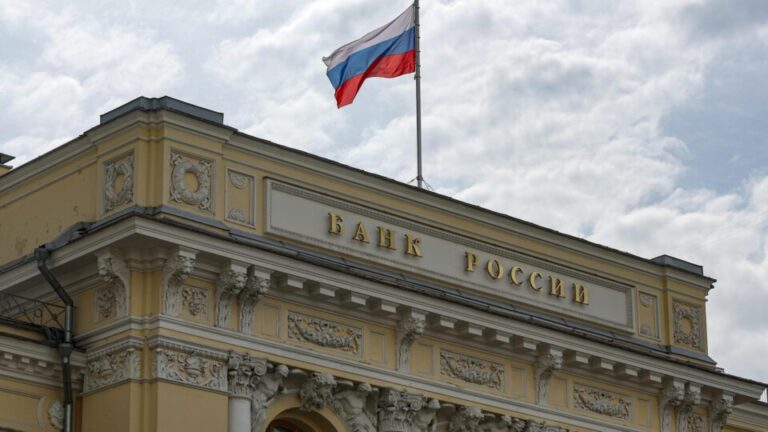 russos-retiram-bilhoes-dos-bancos-por-receio-de-confisco-pelo-regime-putin