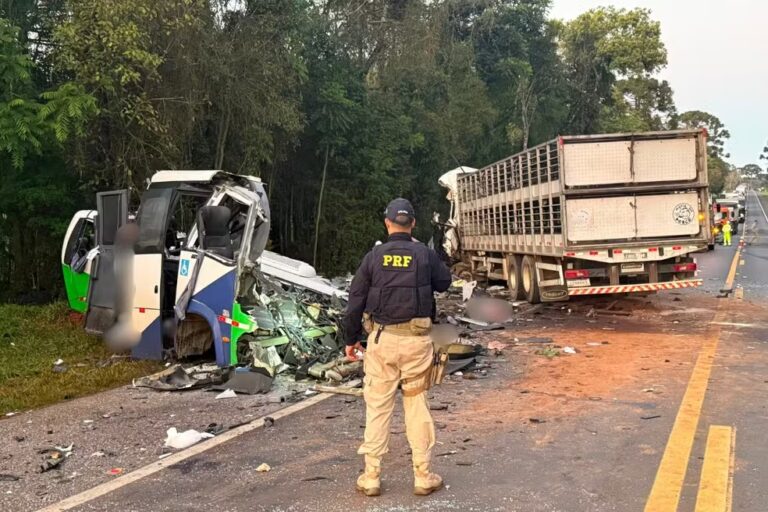 acidente-entre-micro-onibus-e-carreta-deixa-23-mortos-e-cinco-feridos-no-parana