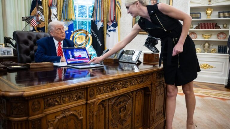 quem-e-a-assessora-preferida-de-trump-que-o-acompanhou-em-esconderijo-apos-ameaca-do-ira