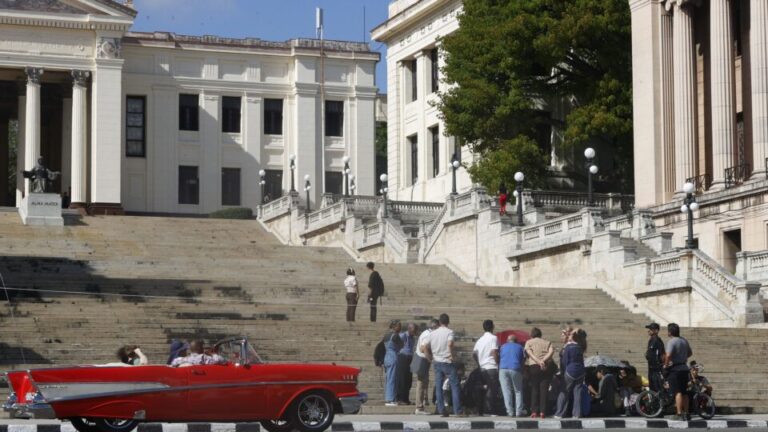 apagoes-forcam-faculdades-cubanas-a-adotar-ensino-a-distancia