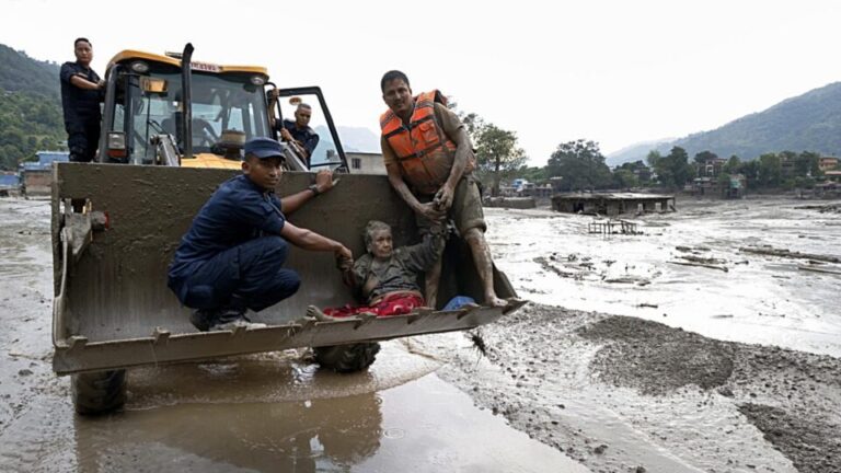 enchente-repentina-deixa-mortos-e-desaparecidos-na-asia;-videos-registram-impactos