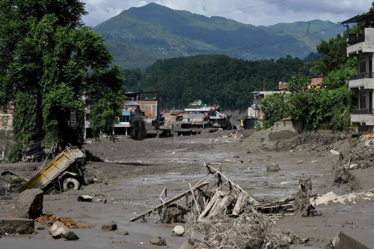 ‘fui-salvo-por-uma-arvore’,-diz-sobrevivente-de-enchente-no-nepal