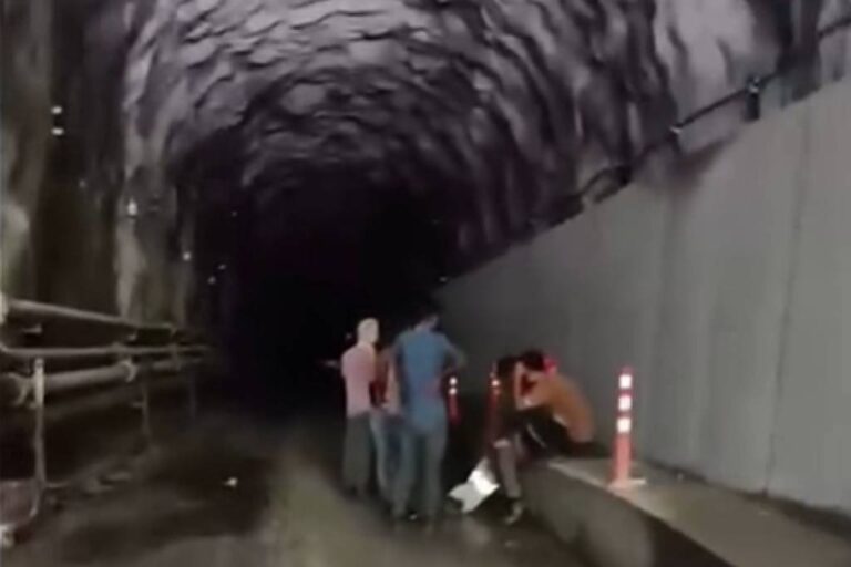 equipes-resgatam-350-pessoas-presas-em-tunel-no-nepal-apos-enchentes;-veja-video