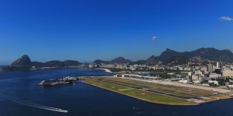 passageiros-sao-realocados-apos-aviao-sair-da-pista-no-santos-dumont