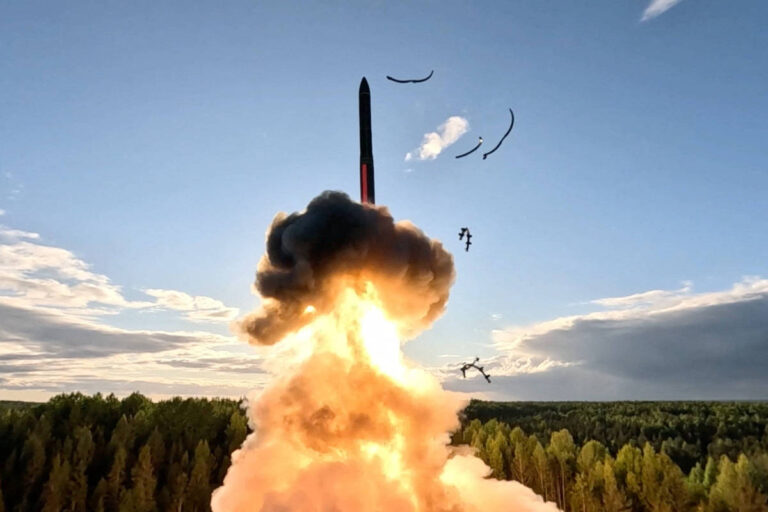 putin-testa-missil-nuclear-em-meio-a-crise-com-a-otan;-assista