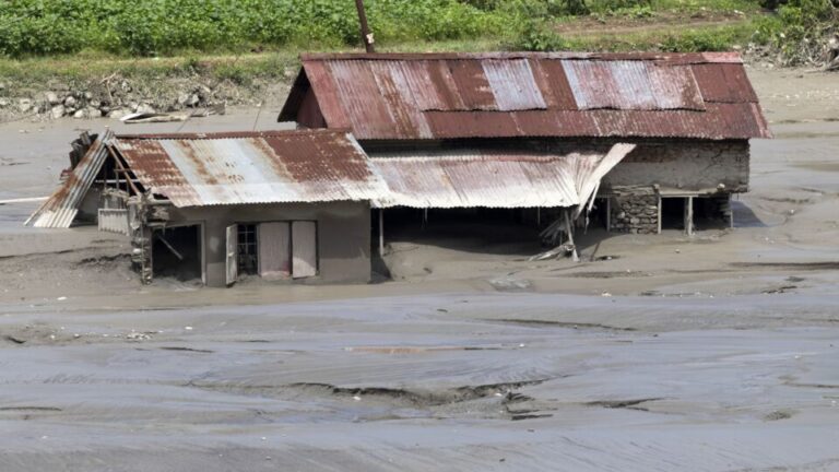 quase-600-estrangeiros-seguem-incomunicaveis-no-nepal-apos-inundacoes-e-avalanches