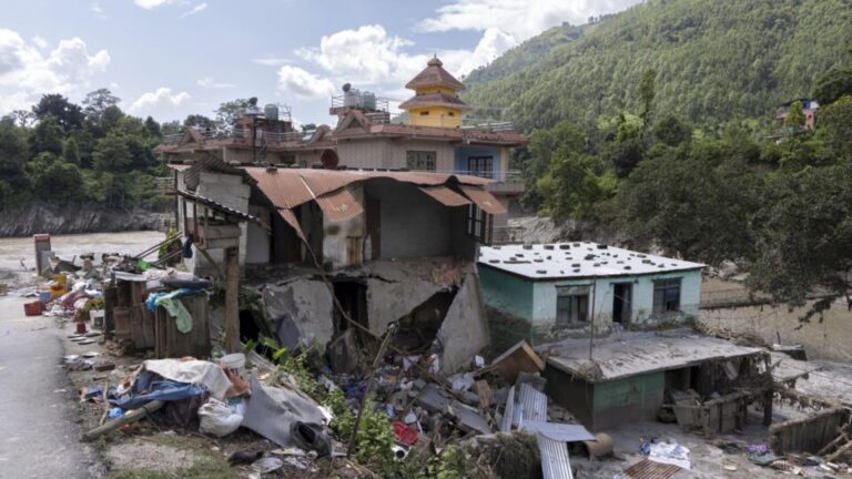 eua-anunciam-nova-ajuda-de-us$-3,6-milhoes-ao-nepal;-numero-de-mortos-passa-de-800