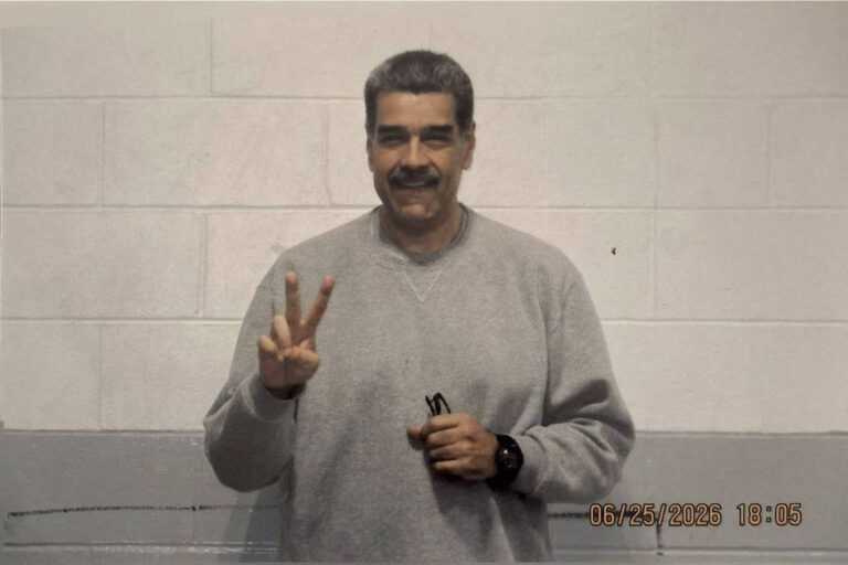 sorridente-e-com-mensagem-religiosa,-maduro-aparece-em-fotos-na-prisao-nos-eua