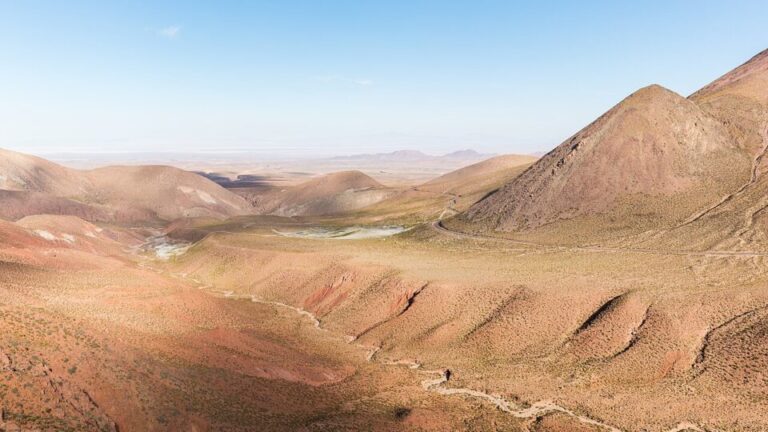 atacama,-um-dos-lugares-mais-secos-da-terra,-fica-coberto-de-neve-em-fenomeno-raro
