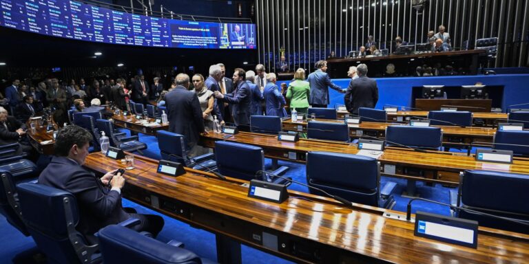Aziz articula rito especial para levar PEC da escala 61 ao plenário aziz-articula-rito-especial-para-levar-pec-da-escala-61-ao-plenario