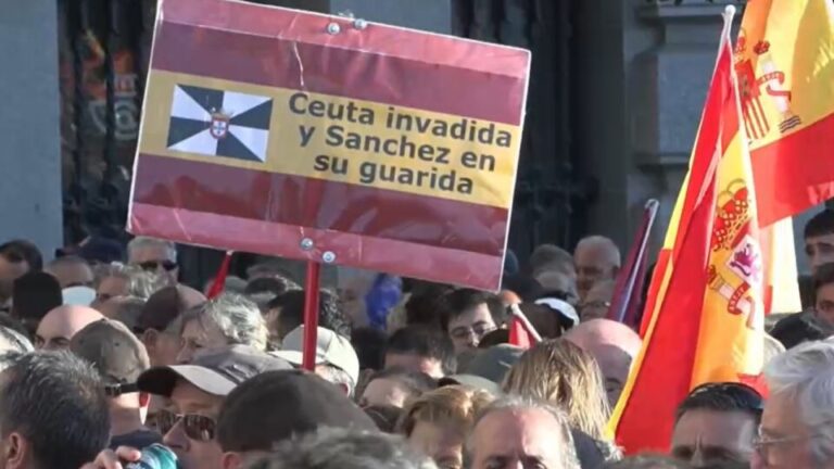 manifestantes-usam-slogan-de-trump-e-pedem-renuncia-de-premie-por-crise-migratoria-na-espanha
