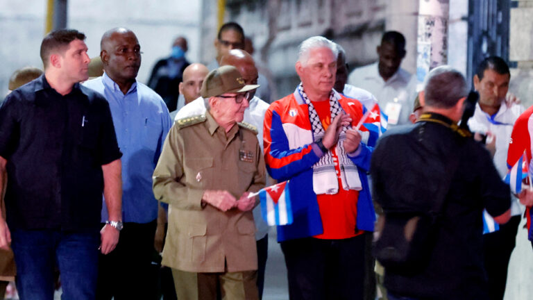 imprensa-dos-eua-diz-que-raul-castro-sofreu-avc-e-esta-internado;-regime-cubano-nao-confirma