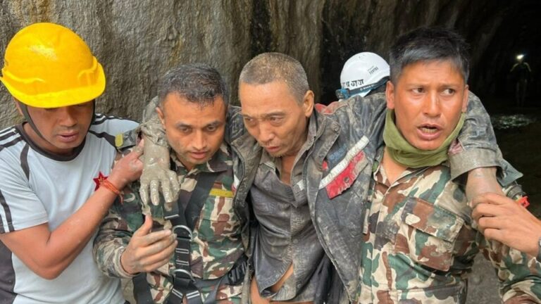 duas-pessoas-sao-resgatadas-no-nepal-dez-dias-apos-enchentes