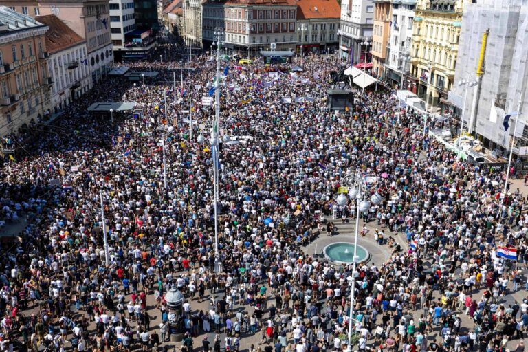 dezenas-de-milhares-protestam-na-croacia-por-remocao-de-lixo-industrial