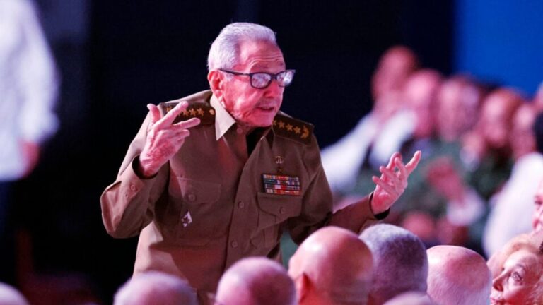 Raúl Castro aparece em evento após relatos de piora do estado de saúde raul-castro-aparece-em-evento-apos-relatos-de-piora-do-estado-de-saude