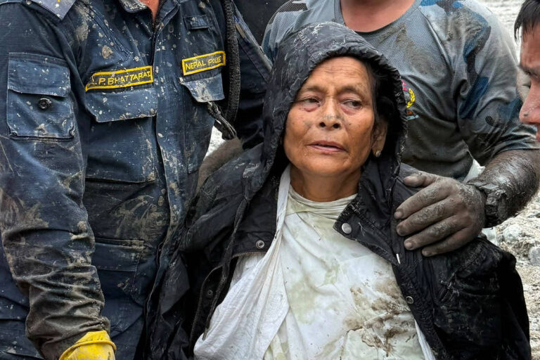 Família de sobrevivente resgatada no Nepal já havia começado ritos de luto familia-de-sobrevivente-resgatada-no-nepal-ja-havia-comecado-ritos-de-luto