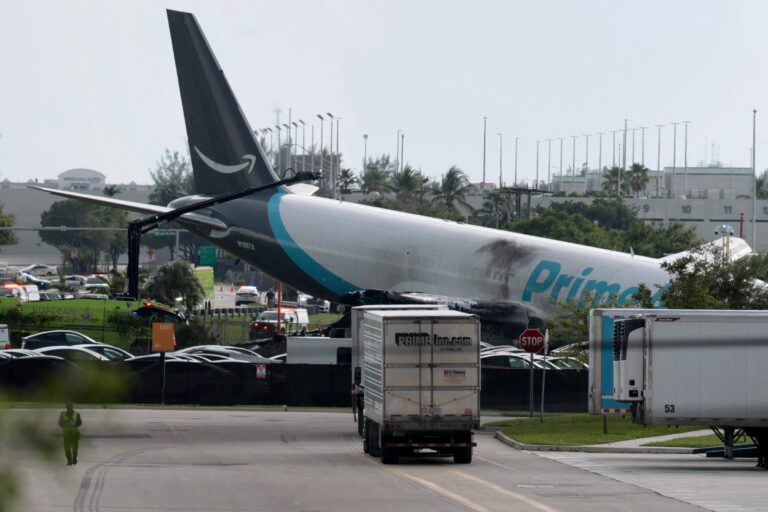 Avião de carga da Amazon sai da pista e mata 5 em aeroporto de Miami aviao-de-carga-da-amazon-sai-da-pista-e-mata-5-em-aeroporto-de-miami
