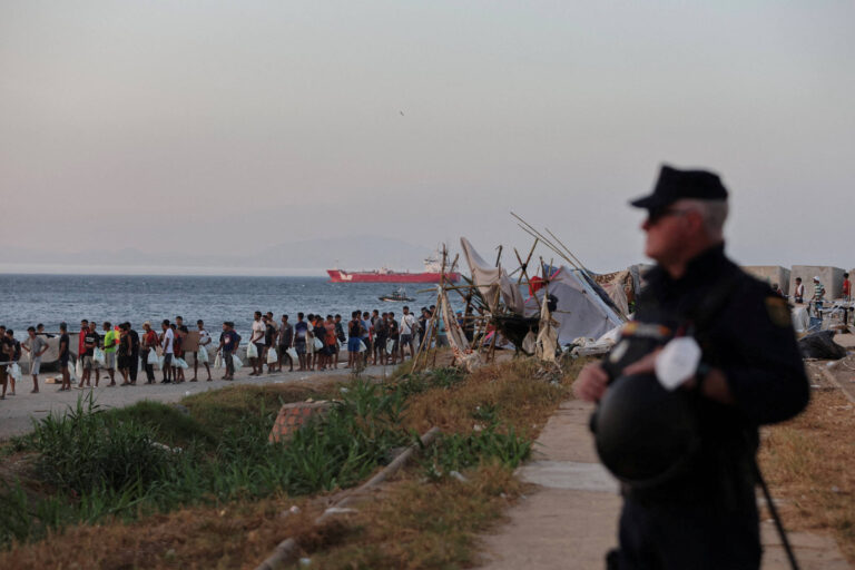Inteligência espanhola alertou Marrocos e Madri sobre chegada de imigrantes a Ceuta inteligencia-espanhola-alertou-marrocos-e-madri-sobre-chegada-de-imigrantes-a-ceuta