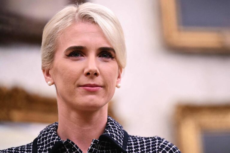 trump-da-us$-45-mil-de-presente-a-assessora-apelidada-de-‘impressora-humana’