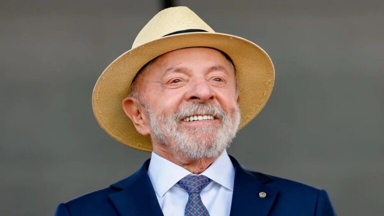 na-bahia,-lula-abre-31-pontos-sobre-flavio-bolsonaro-e-chega-a-61%-no-segundo-turno