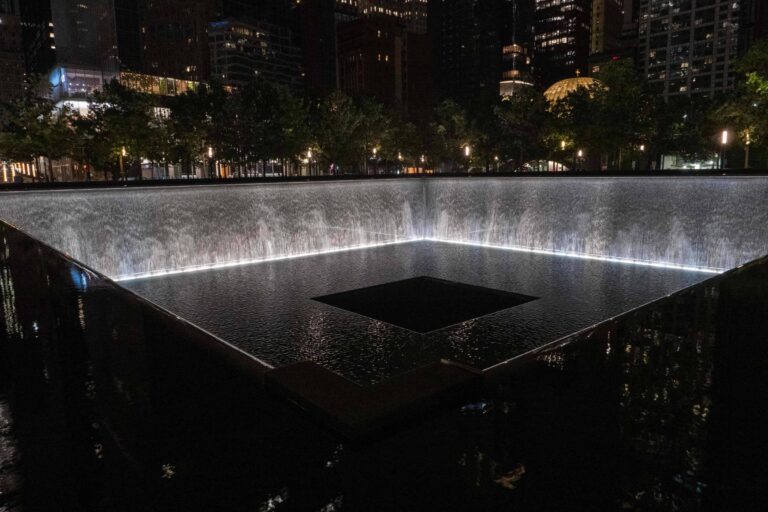 drones-recriam-torres-gemeas-em-nova-york-em-homenagem-as-vitimas-do-11-de-setembro;-veja-video