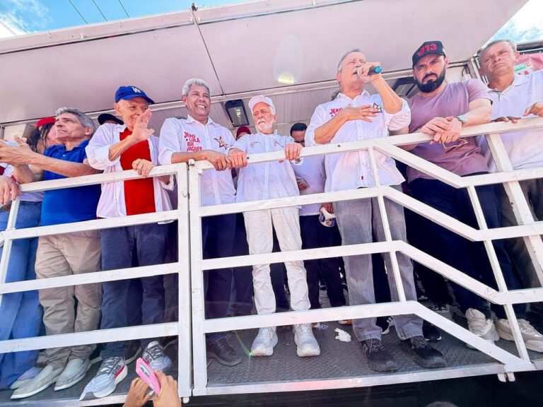 caminhada-do-time-de-lula-vira-carnaval-fora-de-epoca-em-valenca