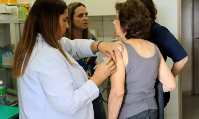 sus-amplia-cobertura-da-vacina-pneumo-20-para-maiores-de-85-anos