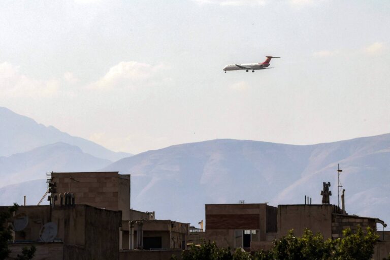partes-de-teto-de-aviao-se-soltam-com-aeronave-em-movimento-no-ira;-veja-video