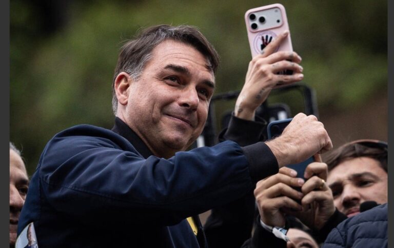 flavio-bolsonaro-viajou-com-a-familia-em-jatinho-ligado-a-vorcaro
