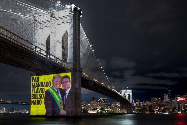 em-nova-york,-protesto-mostra-flavio-bolsonaro-entregando-a-faixa-presidencial-a-trump