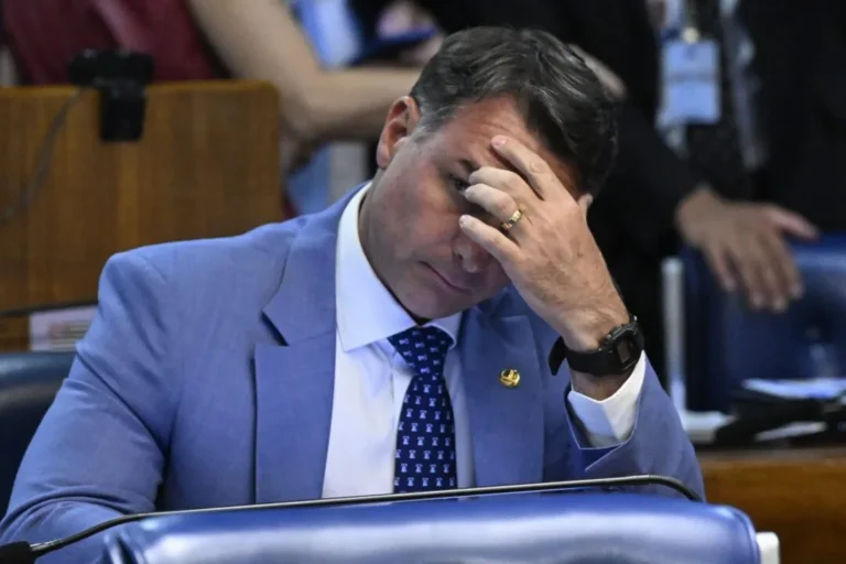 jato,-filme-e-negocios:-novas-revelacoes-mostram-relacao-de-flavio-bolsonaro-com-daniel-vorcaro