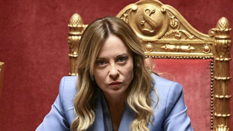 governo-meloni-veta-uso-de-veu-islamico-nas-escolas-da-italia