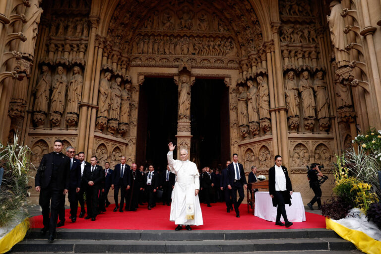 viagem-do-papa-a-franca-mostra-mundo-de-pernas-para-o-ar,-mas-com-desejo-de-reconciliacao