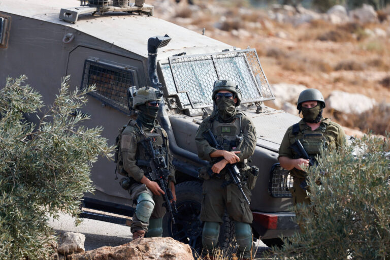 mais-de-cem-israelenses-promovem-onda-de-violencia-em-vila-palestina