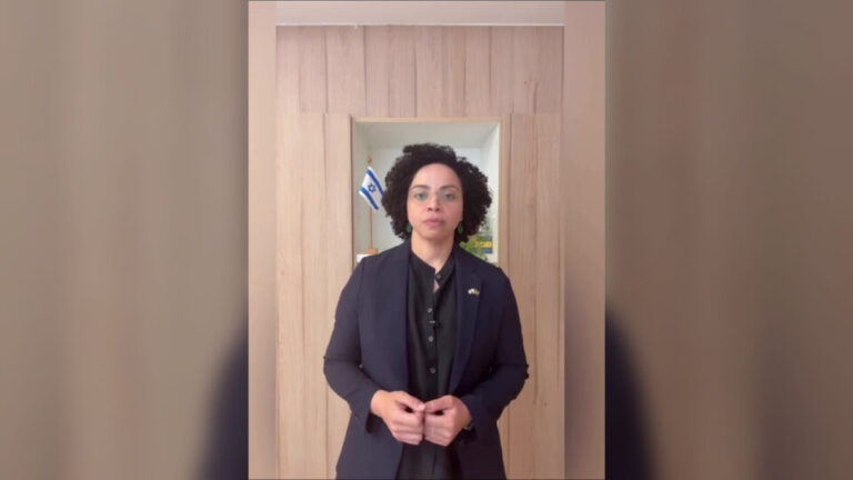 terror-nao-vai-alcancar-seu-objetivo,-diz-representante-de-israel-no-brasil-apos-incidente-em-voo