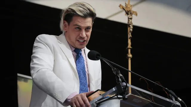 Comentarista Pró-Trump Que Defendia Deportações é Expulso Dos EUA comentarista-pro-trump-que-defendia-deportacoes-e-expulso-dos-eua