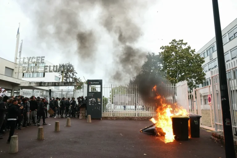 paris-em-chamas:-por-que-os-franceses-tomaram-as-ruas-contra-cortes-de-gastos-de-macron
