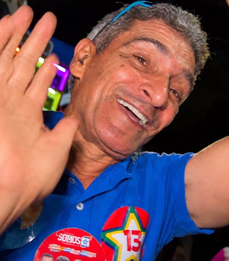 raimundo-costa-leva-multidao-as-ruas-de-nilo-pecanha
